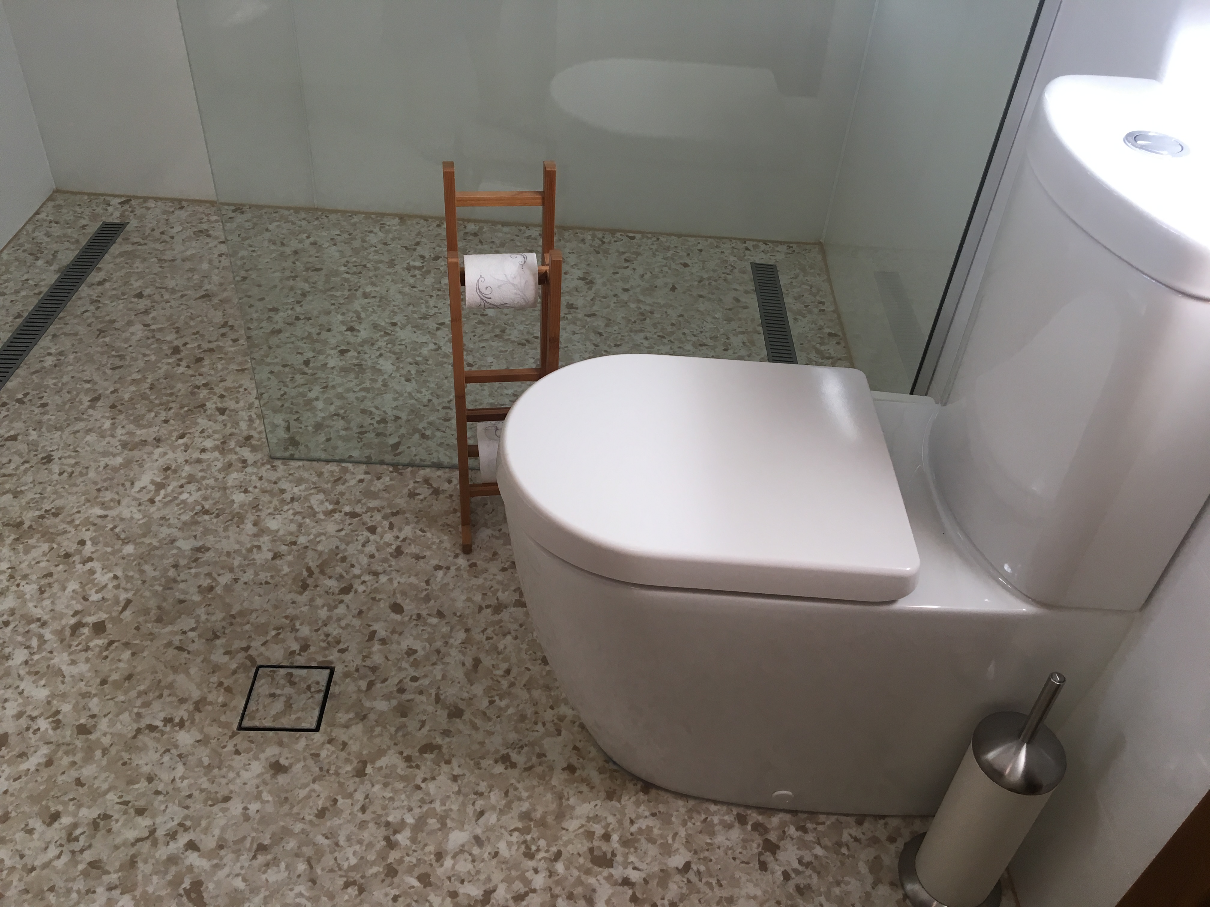 Seamless Slip-resistant Bathroom Floor